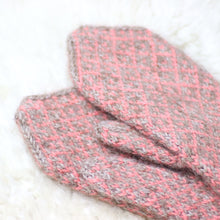 Load image into Gallery viewer, 100% alpaca wool mittens - handcrafted by the daughter of the family