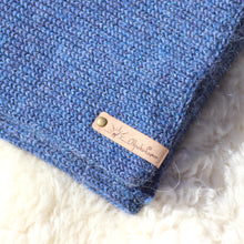 Load image into Gallery viewer, A long scarf
