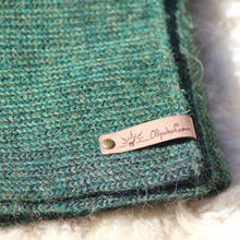 Load image into Gallery viewer, A long scarf