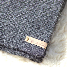 Load image into Gallery viewer, A long scarf