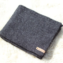 Load image into Gallery viewer, A long scarf