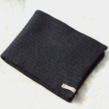 Load image into Gallery viewer, A long scarf