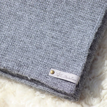 Load image into Gallery viewer, A long scarf