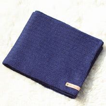 Load image into Gallery viewer, A long scarf