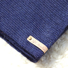 Load image into Gallery viewer, A long scarf