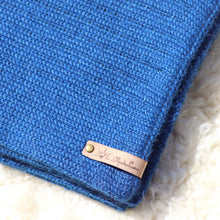 Load image into Gallery viewer, A long scarf