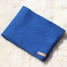 Load image into Gallery viewer, A long scarf