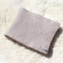 Load image into Gallery viewer, A long scarf