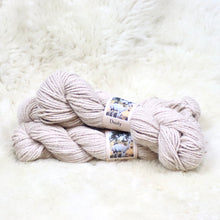 Load image into Gallery viewer, Farm yarn 100% alpaca