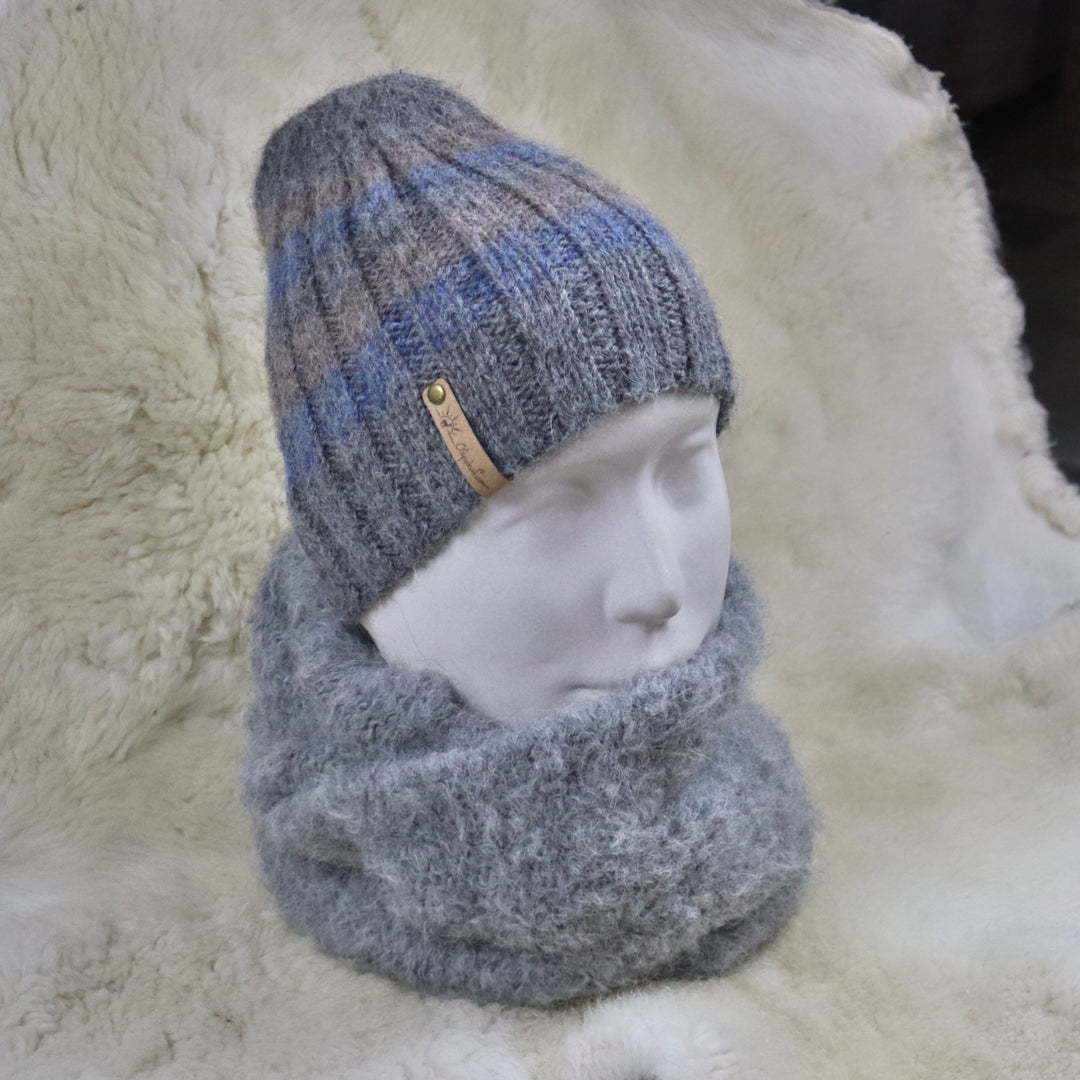 Hall sinise triibuga alpakavillane müts - Käsi Kootud Müts