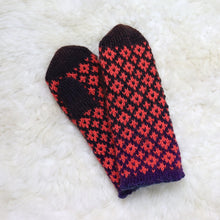 Load image into Gallery viewer, Patterned mittens for children (2-3 years)
