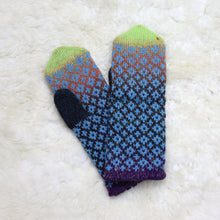 Load image into Gallery viewer, Patterned mittens for children (7-9 years)
