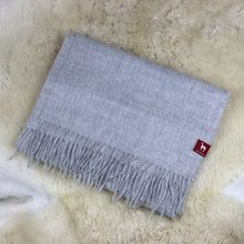 Load image into Gallery viewer, Ühevärviline beebialpaka villane sall
