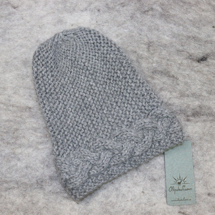 Hat with cable edge