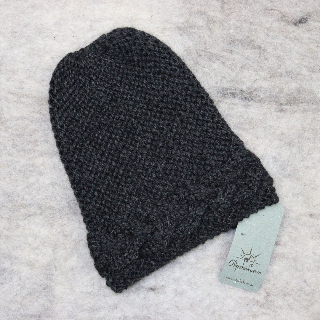 Hat with cable edge