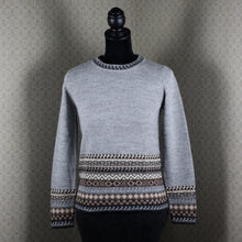 Load image into Gallery viewer, Sweater with motifs

